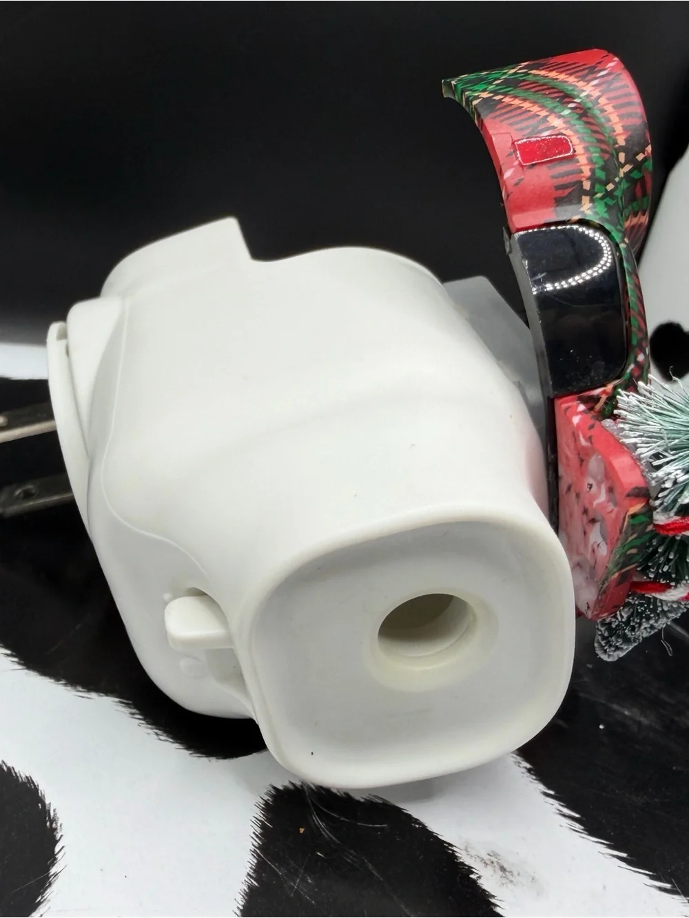 Yankee Candle Plaid Buggy Scent Plug carrying a Christmas Tree